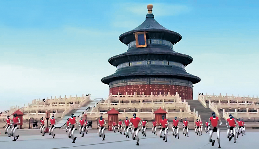 ●50台紅袍加身的人形機器人，在天壇上演了一場跨次元武術大秀。  央視截圖