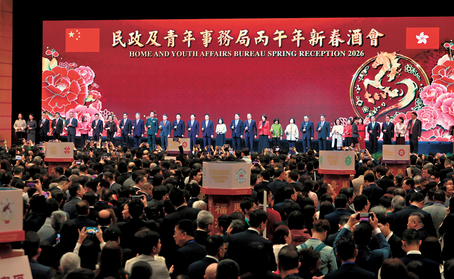 ●民政及青年事務局昨日舉行丙午年新春酒會。 香港文匯報記者郭木又  攝