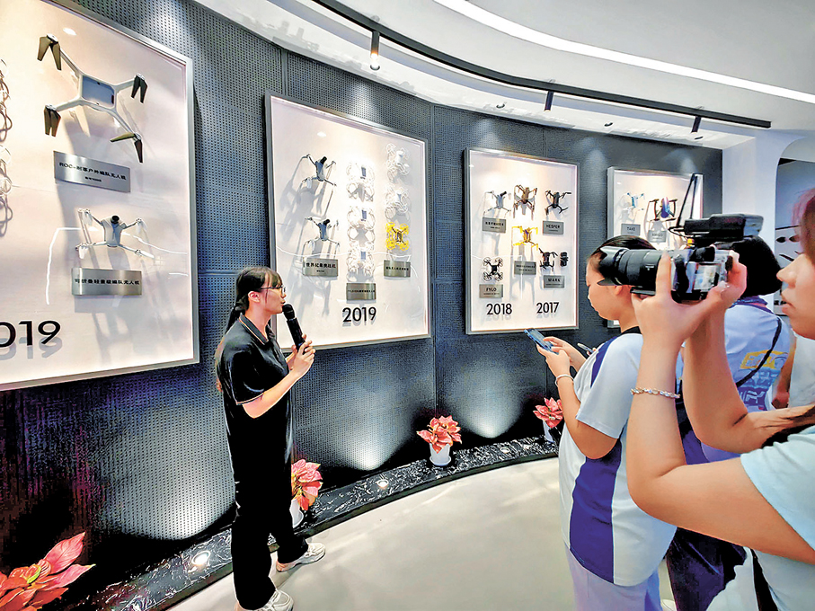 ●深圳高巨創新低空科教文旅基地吸引遊客參觀。 香港文匯報記者郭若溪  攝