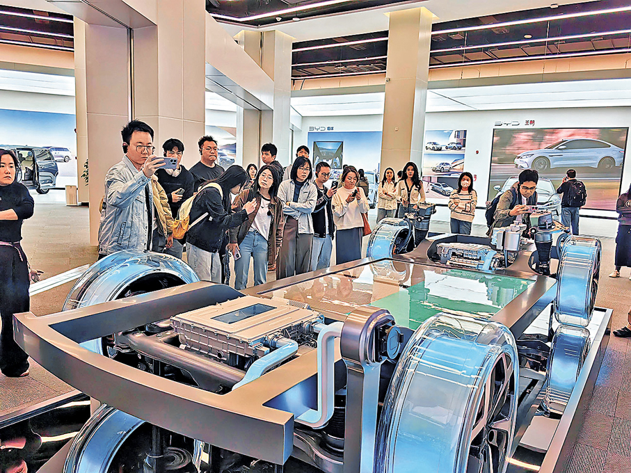 ●遊客參觀比亞迪總部展廳。    香港文匯報記者郭若溪  攝