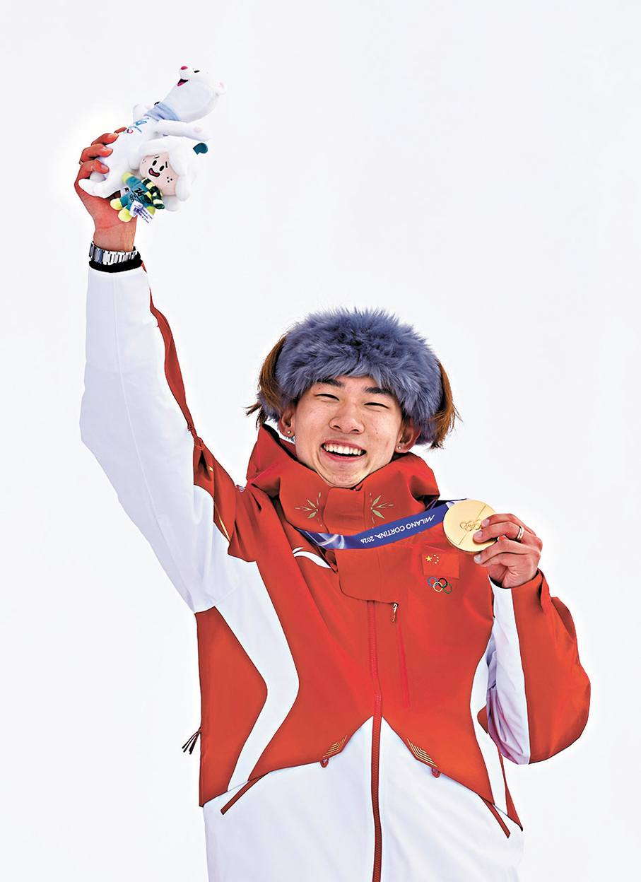 ●蘇翊鳴在單板滑雪男子坡面障礙技巧賽場「馬上奪冠」，為中國代表團摘得首金。  新華社