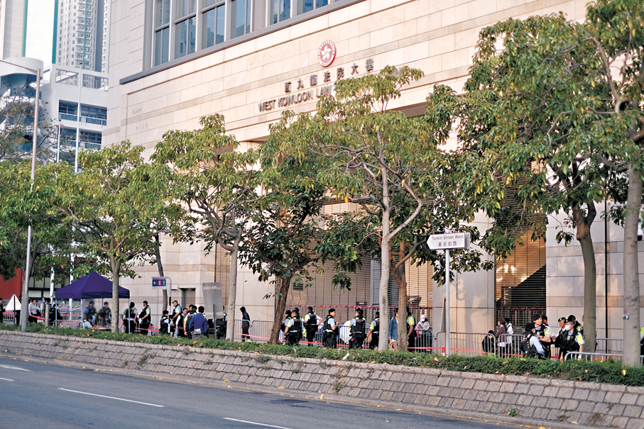 ●「35+串謀顛覆政權」案昨日在西九龍裁判法院宣布判決。圖為西九龍裁判法院外圍。  香港文匯報記者涂穴 攝