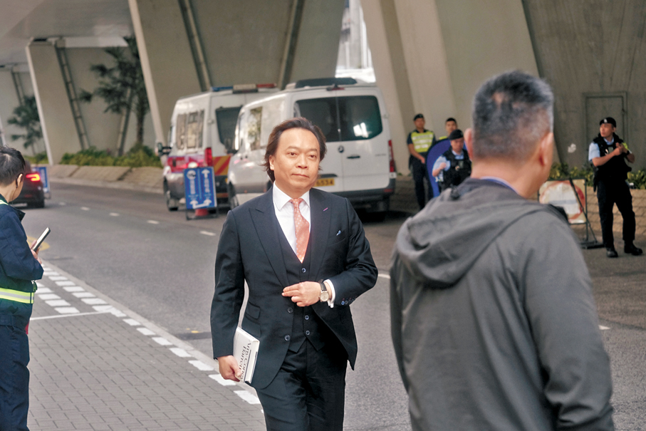 ●上訴庭駁回12人的所有定罪及刑期上訴，包括律政司就被告劉偉聰的無罪裁決上訴。圖為劉偉聰（左）到西九龍裁判法院。   香港文匯報記者涂穴 攝