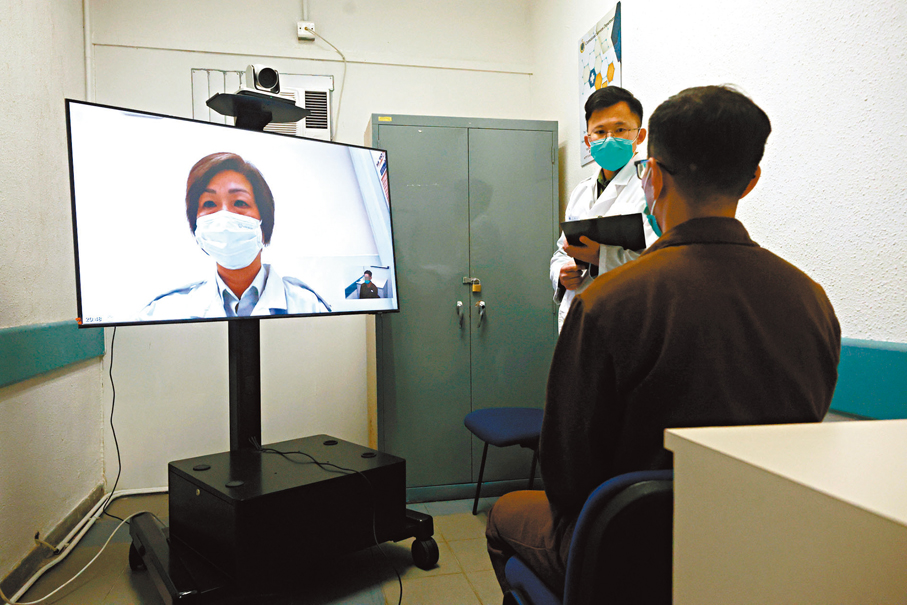 ●在囚者體驗模擬視像遙距診症。 香港文匯報記者郭木又 攝