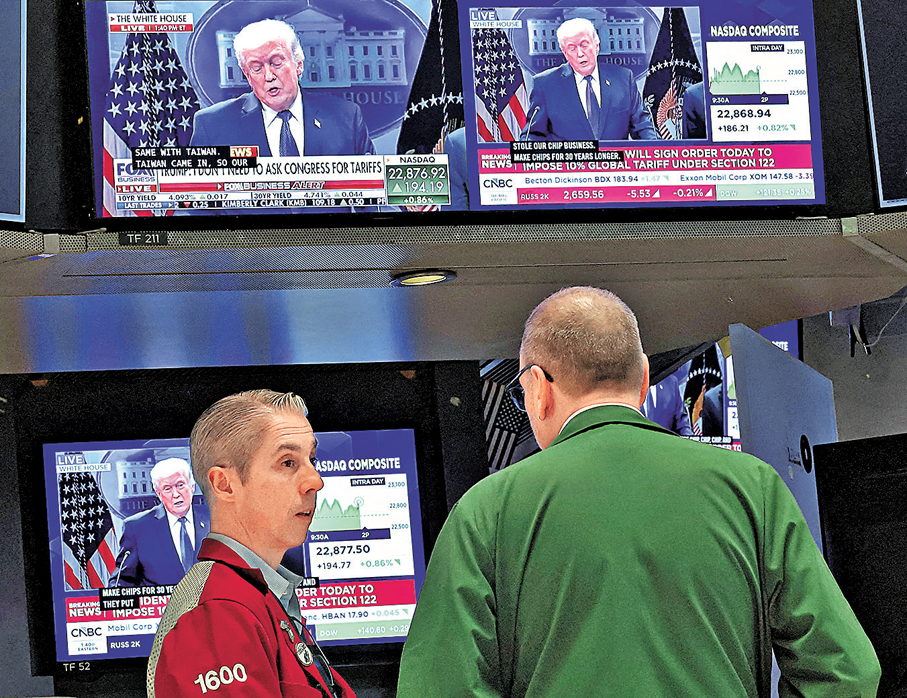 ●特朗普政策及行動持續為市場增加不確定性。圖為紐約證券交易所交易員。 路透社