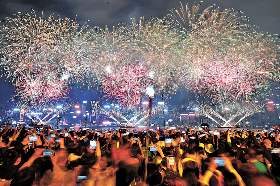 ●各色新春活動已成為香港的文化標誌和品牌形象，享譽海內外。圖為維港煙花匯演。 資料圖片