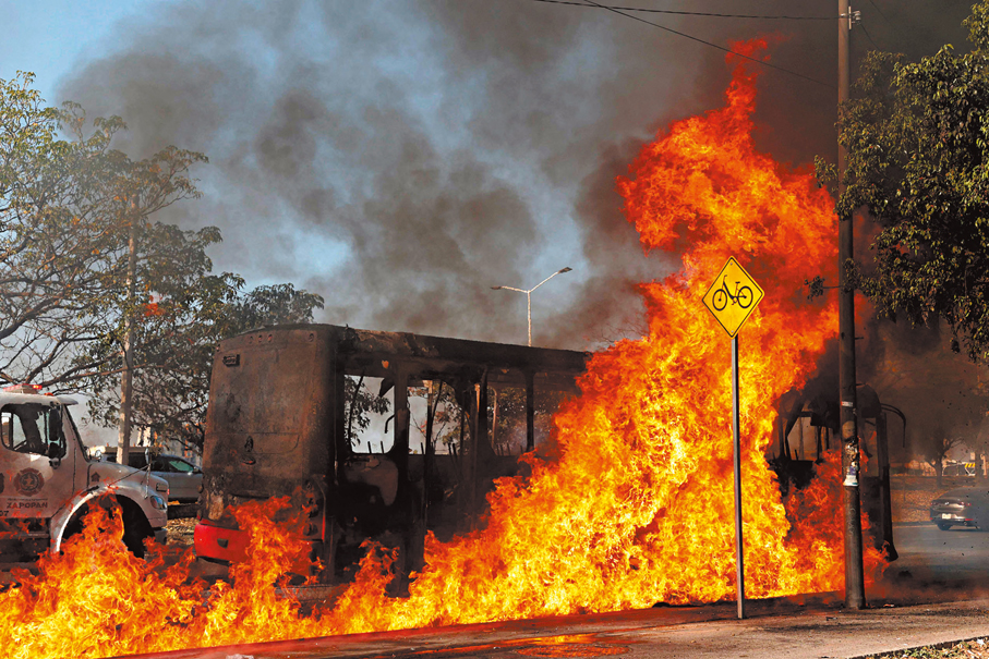 ●在哈利斯科州薩波潘市，一輛巴士在主要公路上被縱火。 法新社