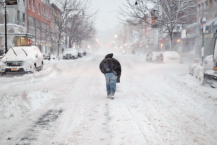 ●紐約布魯克林區暴風雪肆虐。  彭博社