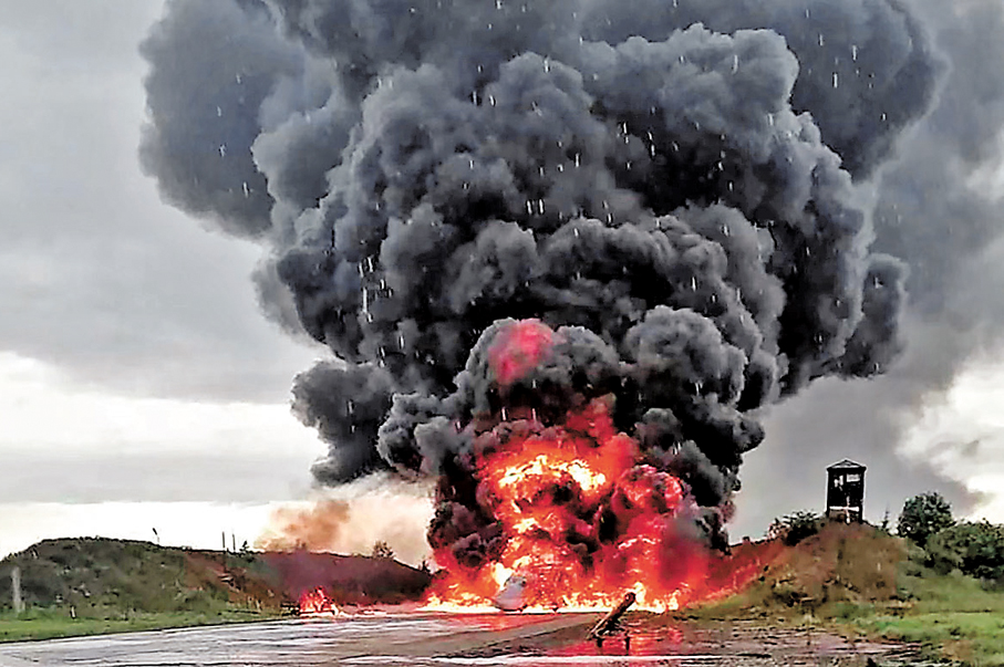 ●2023年8月22日，一架俄羅斯戰機在空軍基地着火。 美聯社