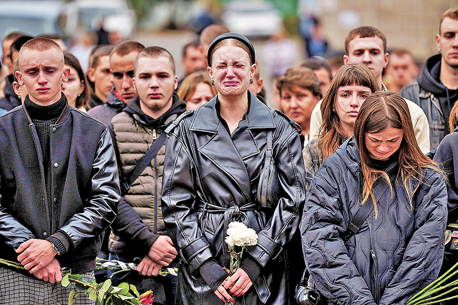 ●2024年10月4日，一名烏婦女在烏兵葬禮上哭泣。   美聯社
