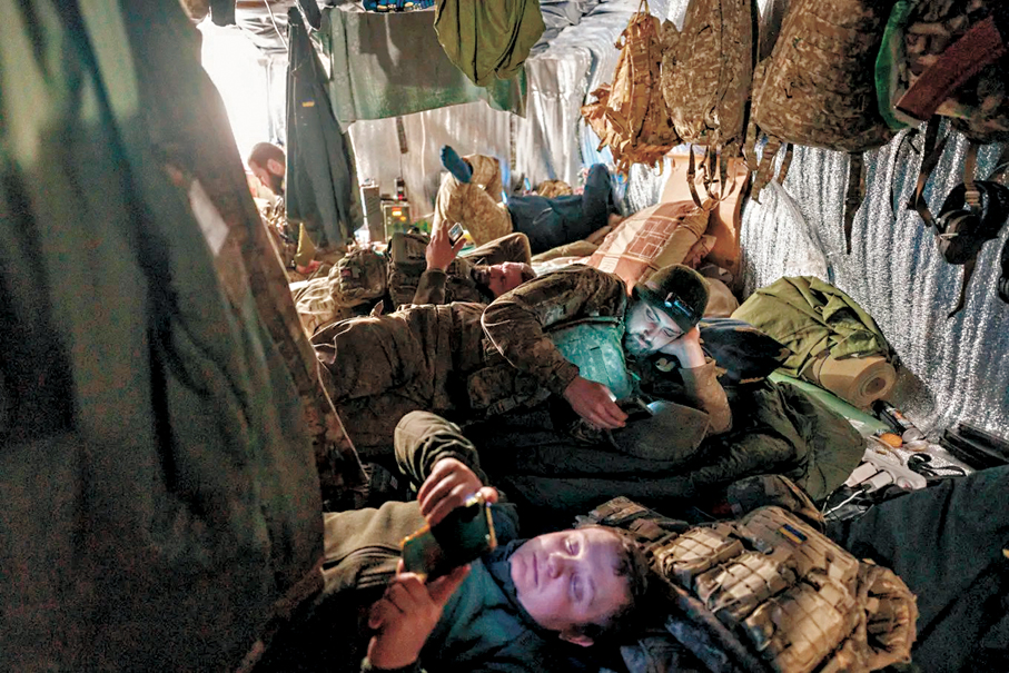 ●去年1月26日，烏軍在前線戰壕休息。  美聯社