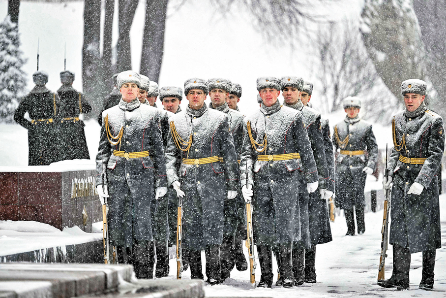 ●2月19日，俄儀仗隊在亞歷山大花園列隊。 法新社
