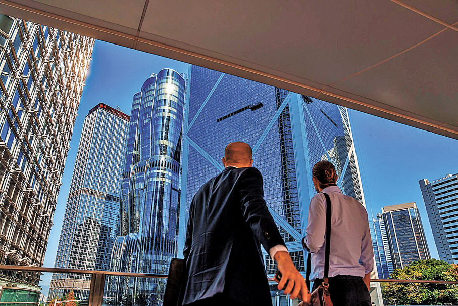 ●特區政府多策並舉吸引全球超高資產淨值富豪落戶香港，成效漸顯。圖為中環金融區。 資料圖片