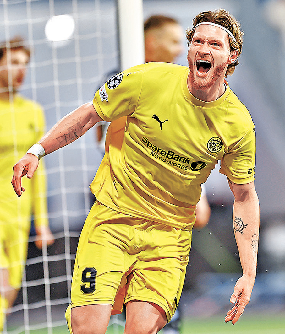 ●波杜基林特依靠卡斯柏賀基爭取入球。  資料圖片