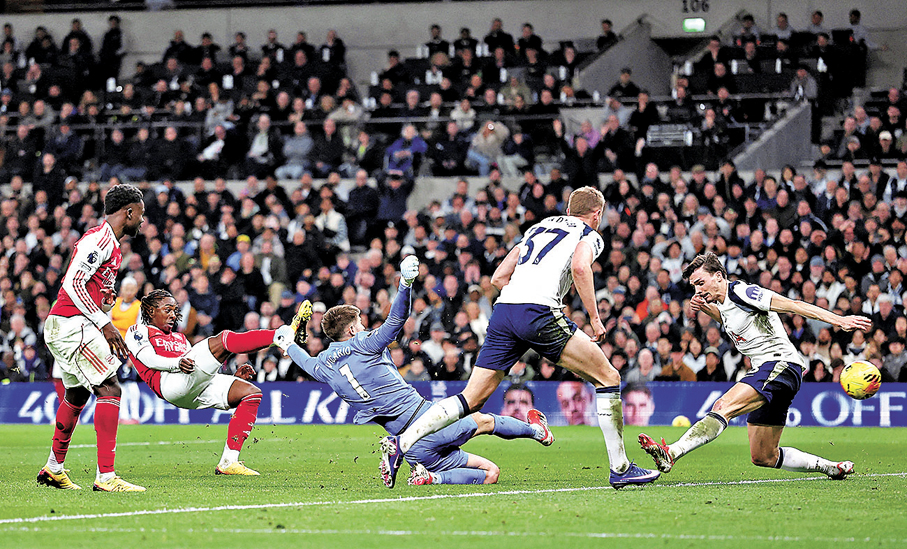 ●伊斯（左二）成為熱刺殺手。  路透社