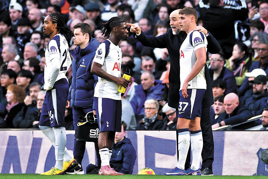 ●熱刺新帥杜陀（中）首度領軍即吃敗仗。  美聯社