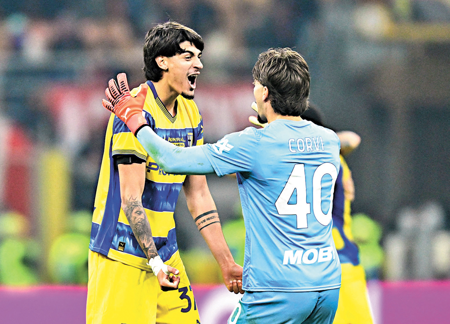 ●帕爾馬贏波功臣杜爾路（左）與隊友慶祝。  路透社