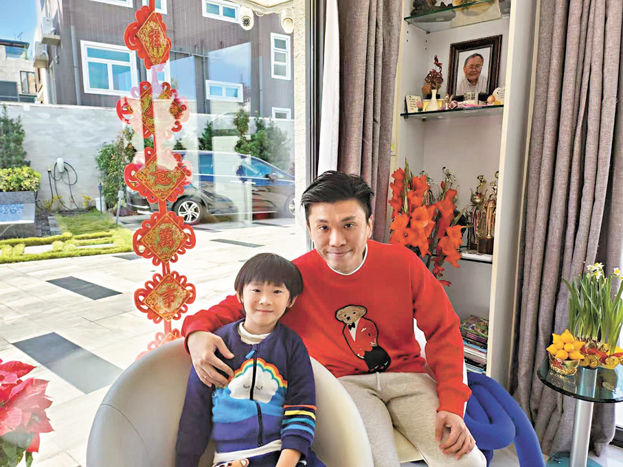 ●鄭先生（右）盼新一份財政預算案能夠調高子女免稅額。 受訪者供圖