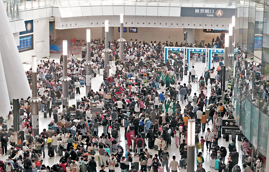 ●根據入境處數字，春節黃金周期間約有177萬人次旅客訪港，較去年同期上升14%。圖為春節黃金周期間香港高鐵站人山人海。 資料圖片