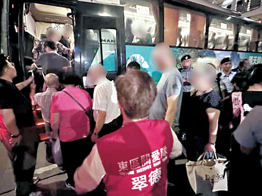 ●關愛隊參與鰂魚涌濱海街戰時炸彈疏散工作。 民政事務總署Fb圖片