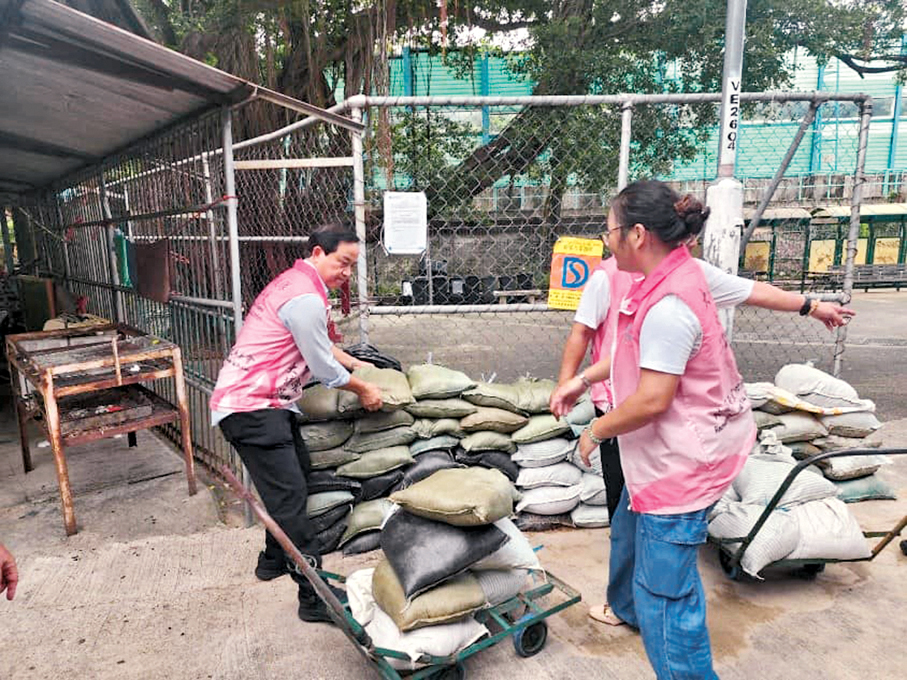 ●關愛隊工作協助應對超強颱風「樺加沙」襲港。 民政事務總署Fb圖片