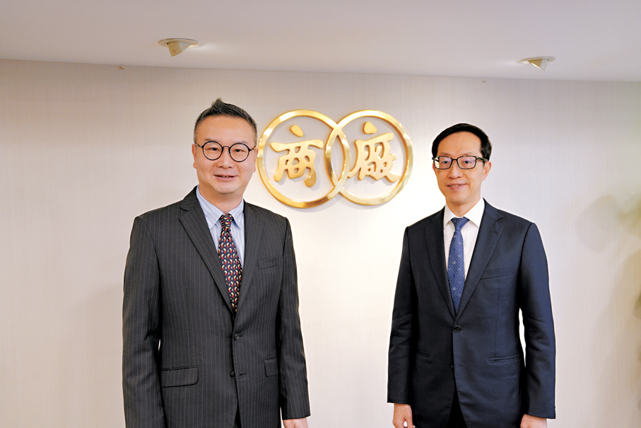 ●廠商會會長盧金榮（右）接受《經「湋」論》主持陳湋銘採訪。