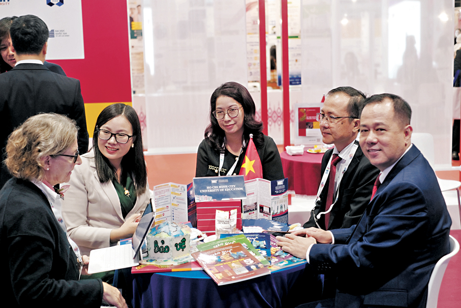 ●全球高等教育界代表了解和交流不同國家和地區辦學特色。 香港文匯報記者涂穴 攝