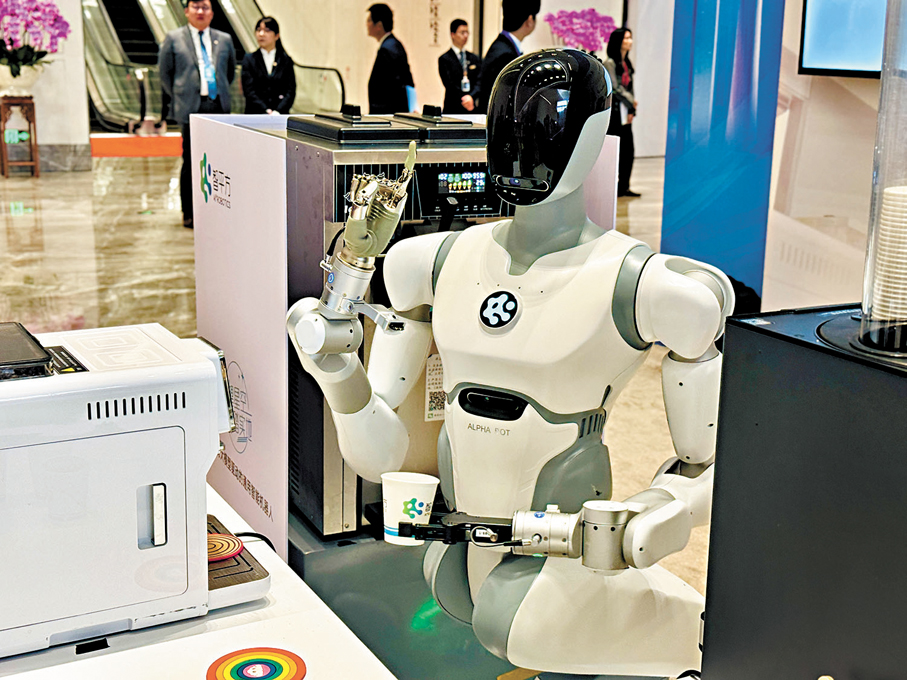 ●智平方在大會現場展出的AlphaBot（愛寶）服務機器人。 香港文匯報記者李紫妍  攝