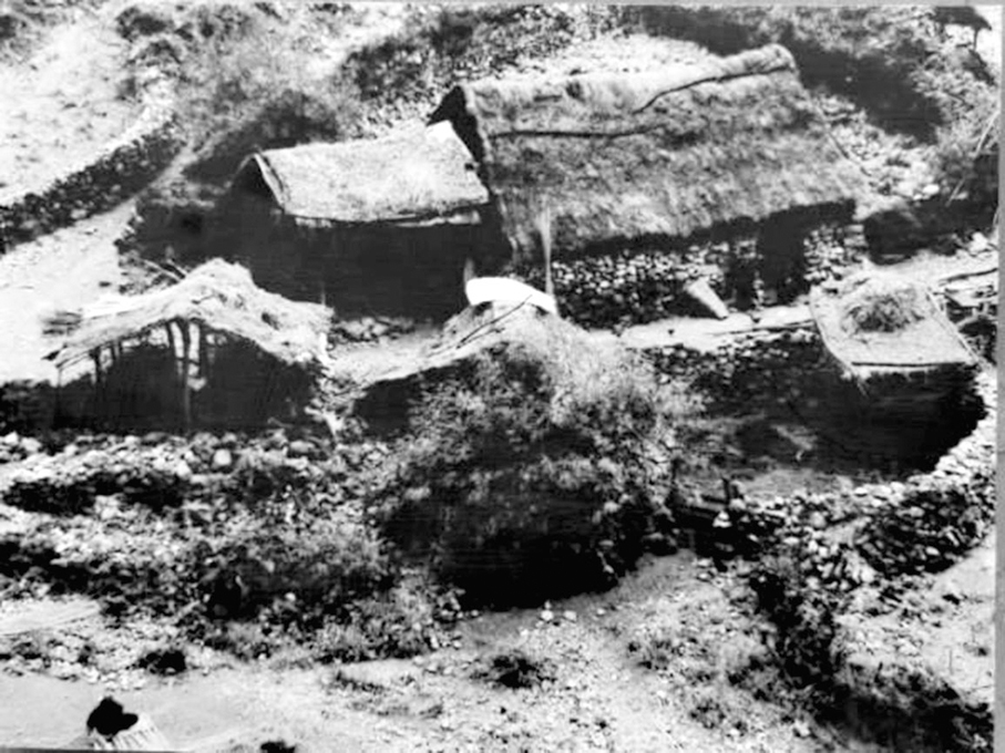 ●2005年，阿布洛哈村的鄉親們住的是單薄飄搖的小木屋。