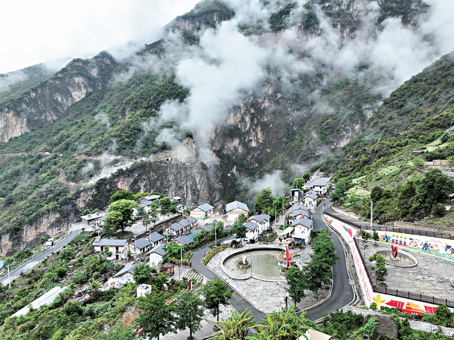 ●2025年，阿布洛哈村的鄉親們都住上了窗明几淨的小樓，門前可種菜養花，還有活動室和衞生室，生活環境大變樣。