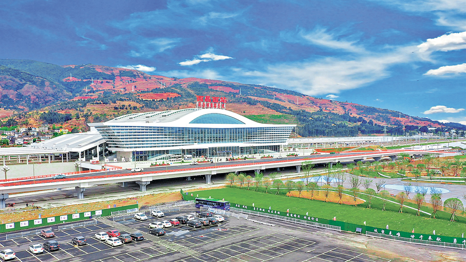●2022年，新成昆鐵路全線開通運營，大涼山正式邁入「動車時代」。   資料圖片