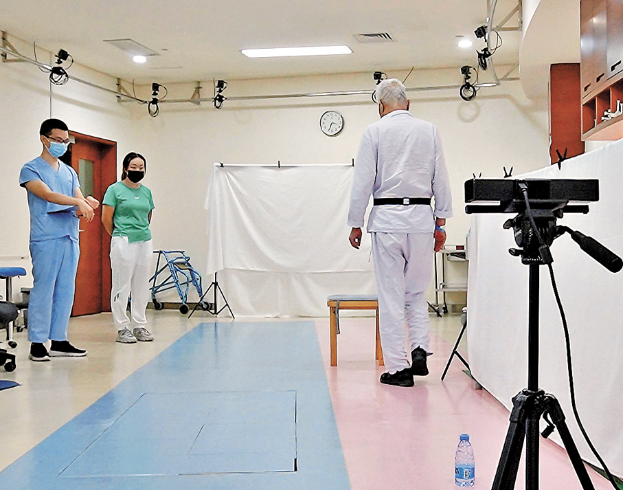 ●圖為長者用戶戴上感測器進行測試。 作者供圖