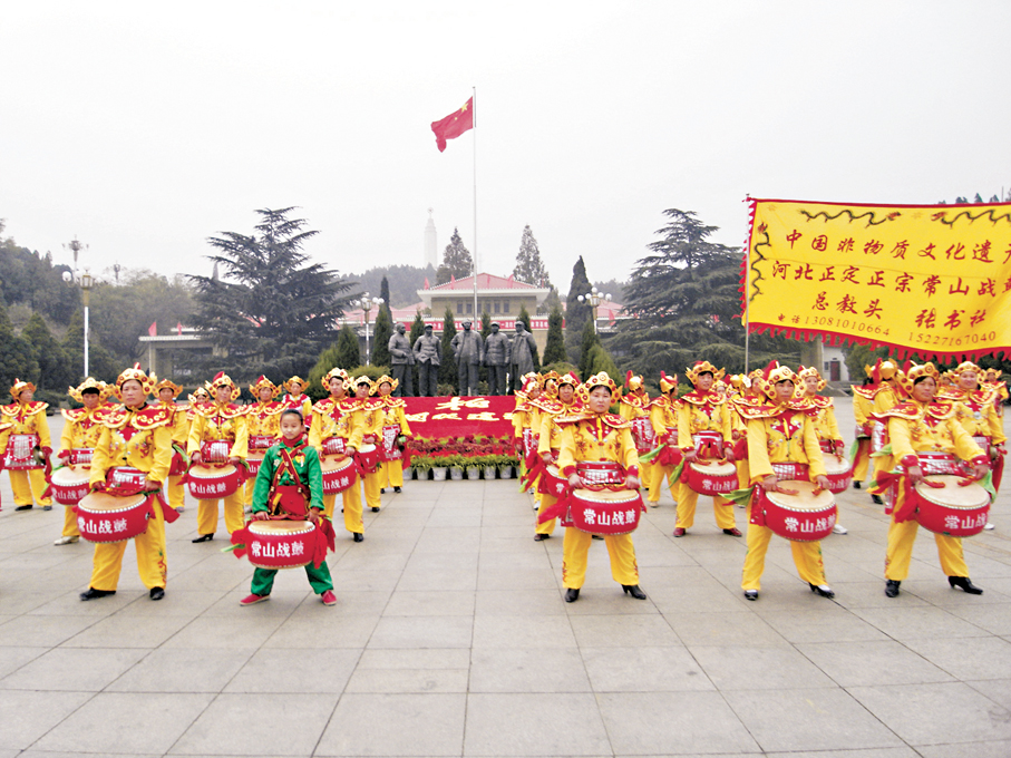 ●張書社攜張安琪與鼓隊參加西柏坡迎聖火表演。