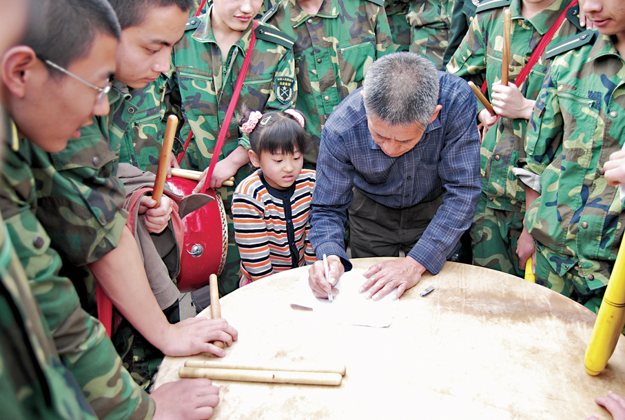 ●2007年，張書社在軍械工程學院授課，孫女張安琪跟隨旁觀。