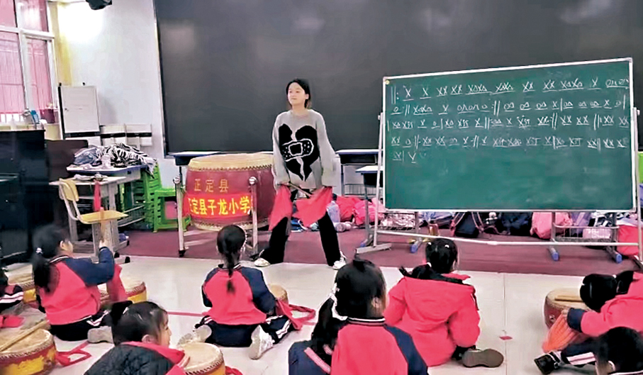 ●張安琪在正定縣子龍小學授課。