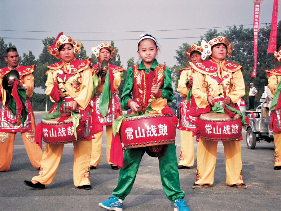 ●女子鼓隊在正定演出。