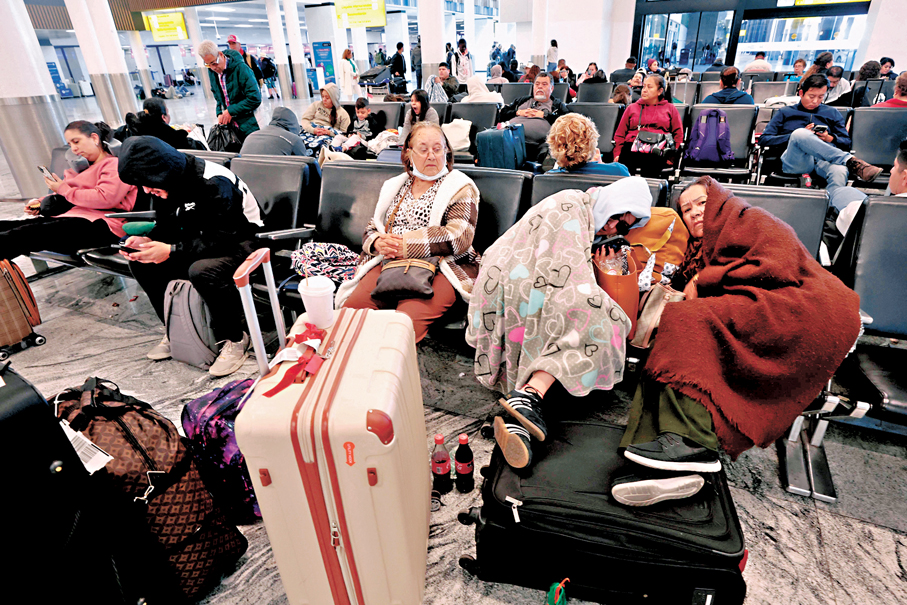 ●大批滯留旅客在哈利斯科州機場等待。 法新社