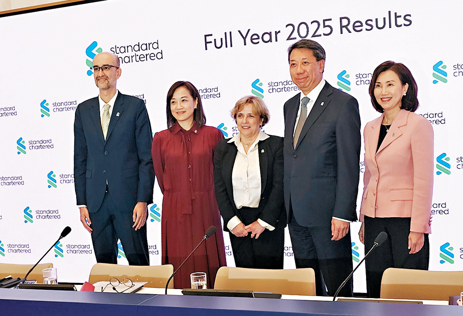 ●羅睿思（中）指出，渣打行政總裁溫拓思將於5月份在香港主持業務策略會議。右一為禤惠儀。  香港文匯報記者岑健樂  攝 