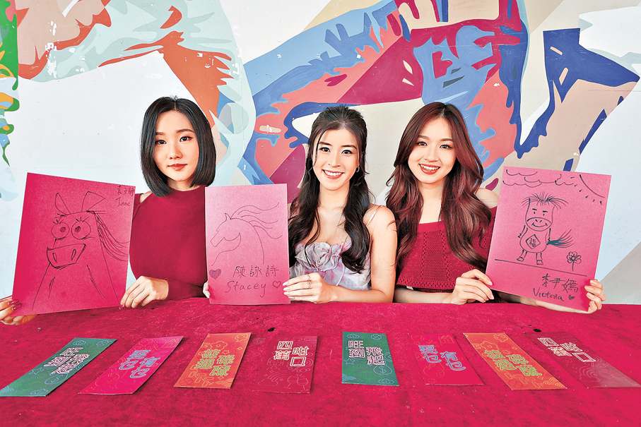 ●（左起）袁文靜、陳詠詩與李尹嫣晒畫功。