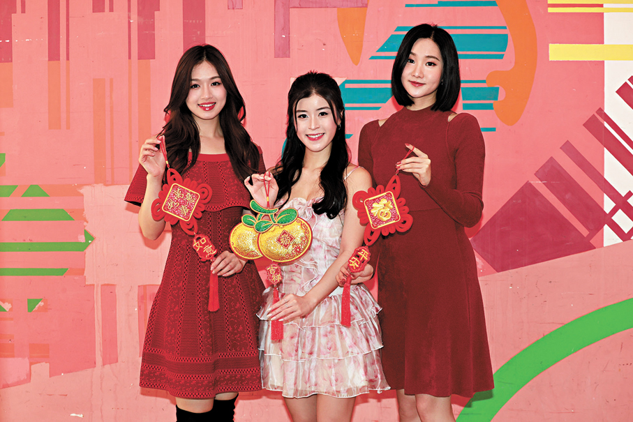 ●（左起）李尹嫣、陳詠詩與袁文靜跟各位讀者拜年。