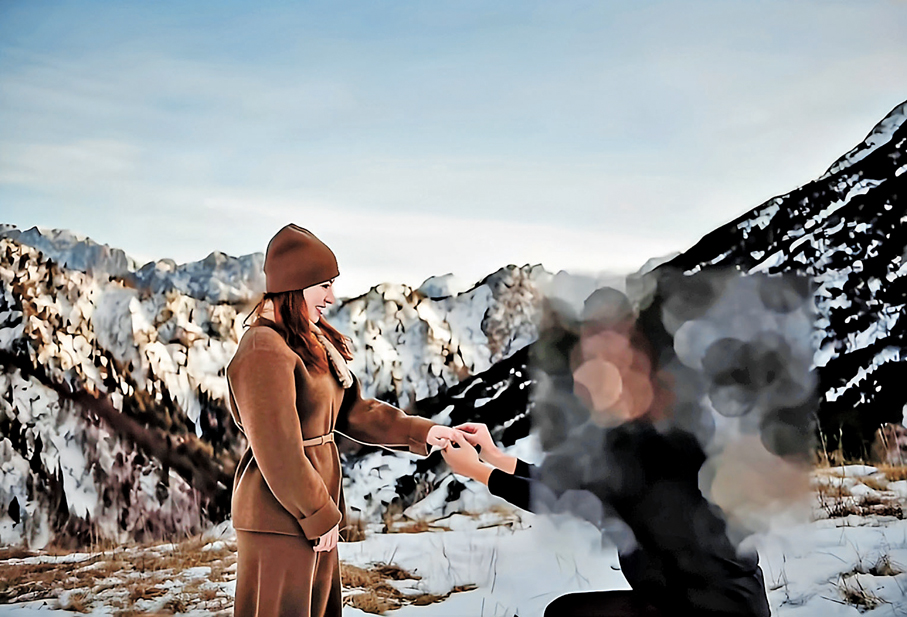 ●施宇琪在雪地被男友浪漫求婚。視頻截圖