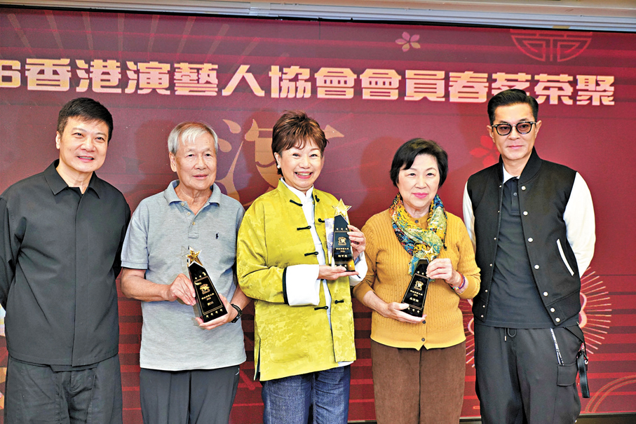 ●錢嘉樂與古仔為劉江、程可為、吳浣儀頒獎。   大會供圖