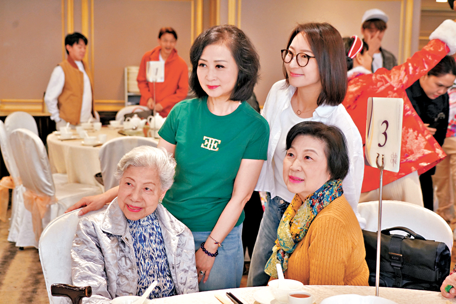 ●羅蘭、譚淑瑩、吳浣儀與周家怡談笑風生。  大會供圖