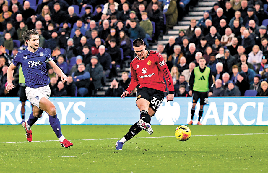 ●施斯高（右）替曼聯奠勝。  路透社