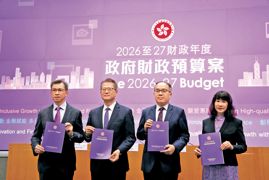 ●財政司司長陳茂波（左二）昨日下午舉行財政預算案記者會。 香港文匯報記者萬霜靈  攝