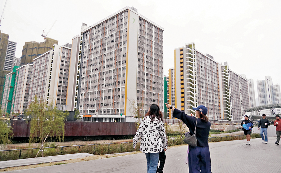 ●連同「簡約公屋」，公營房屋未來5年總體供應量達19.6萬伙。圖為啟德世運道「簡約公屋」。香港文匯報記者曾興偉  攝