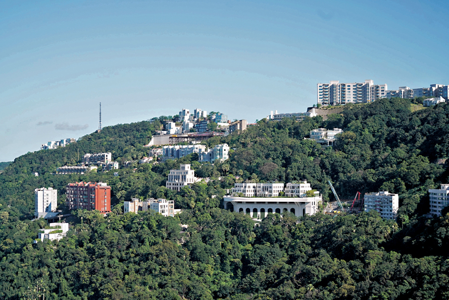 ●億元豪宅印花稅加至6.5%， 庫房年收增10億元。圖為山頂豪宅。 香港文匯報記者曾興偉  攝