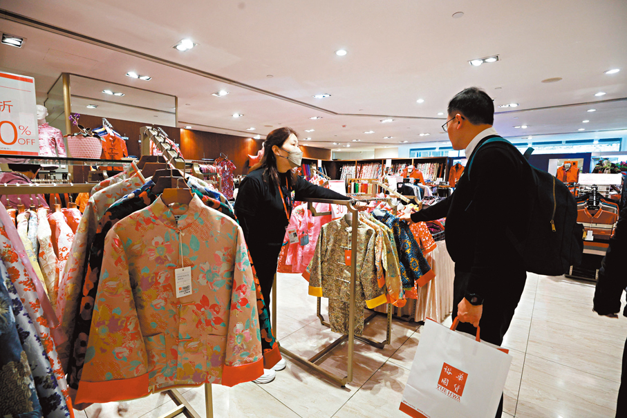 ●勞工市場平穩及市民收入上升，將推動私人消費。 香港文匯報 記者郭木又  攝