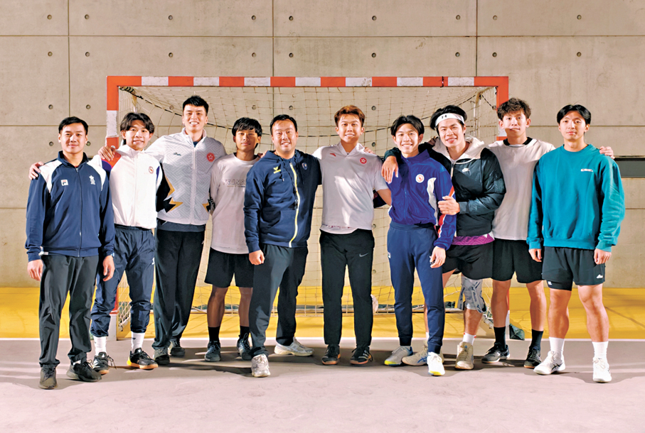 ●香港男子手球隊主教練許文邦（左五）盛讚政策有助運動員專注提升表現。 資料圖片