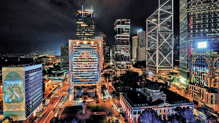 ●去年聖誕期間旅發局舉辦的「光影匯·中環」大受歡迎，多幢建築物外牆展現繽紛瑰麗色彩。未來光影巡禮將會取代有22年歷史的「幻彩詠香江」。 資料圖片